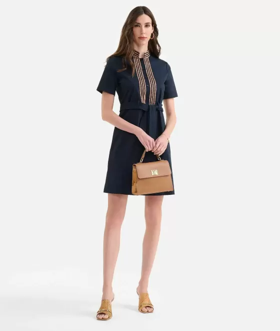 Donna Alviero Martini 1a Classe Abito A Sacchetto Con Collo Alla Coreana In Gabardina Di Cotone Stretch Blu Scuro