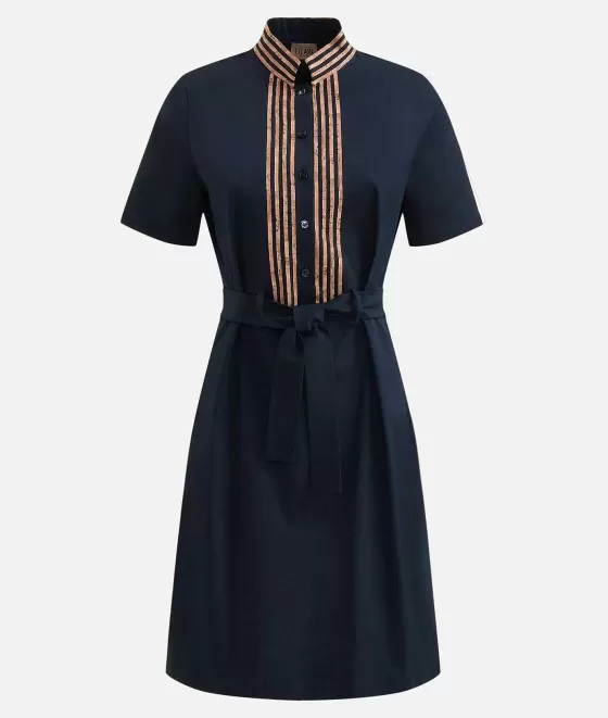 Donna Alviero Martini 1a Classe Abito A Sacchetto Con Collo Alla Coreana In Gabardina Di Cotone Stretch Blu Scuro